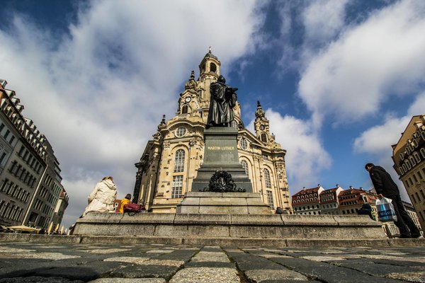 Wie kann ich effektiv mit Gästen kommunizieren, um ihre Erwartungen zu übertreffen?